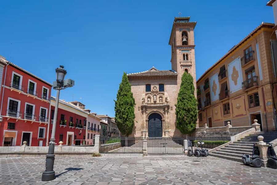 Granada: Albaicín and Sacromonte Guided Walking Tour - Dar Al-Horra Palace and the story behind the streets