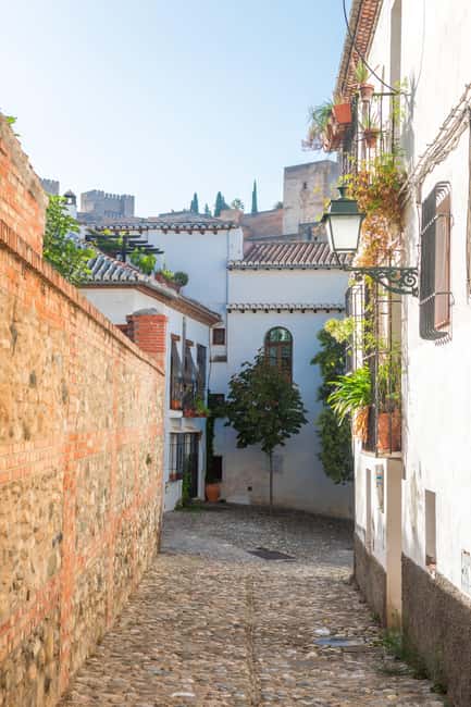 Granada: Albaicín and Sacromonte Guided Walking Tour - The included wine and the local custom angle
