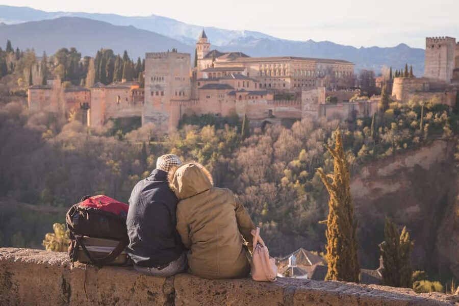 Granada: Albaicín and Sacromonte Guided Walking Tour - What the guides do best, and who you might get