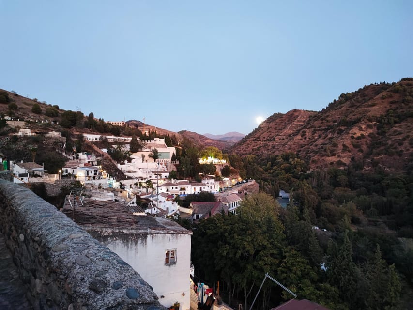 Granada: Albaicín and Sacromonte Sunset Tour & Flamenco Show - Practical tips for comfortable walking and better photos
