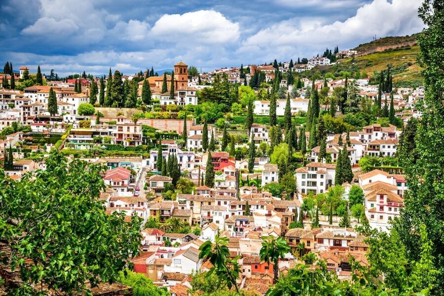 Granada: Albaicín and Sacromonte Walking Tour - Starting in Plaza Isabel la Católica, where the tour makes sense