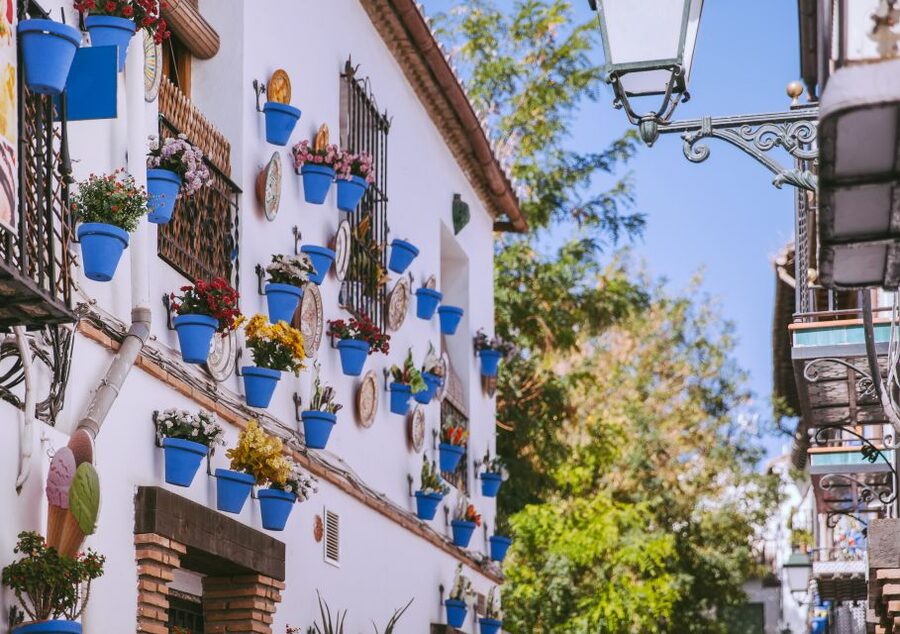 Granada: Albaicín and Sacromonte Walking Tour - Cuesta del Chapiz and the Paseo de los Tristes: a calmer stretch with real atmosphere