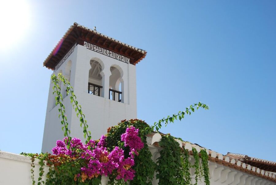 Granada: Albaicín, Sacromonte & Museum of Caves Walking Tour - The bus ride up, then the slope walk down
