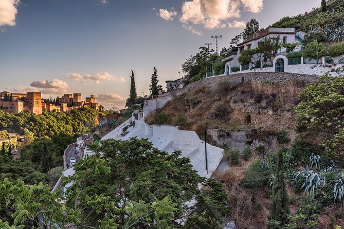 Granada: Alhambra, Albaicin and Sacromonte Guided Tour - Guide quality: why names matter here (Laura and Francisco)