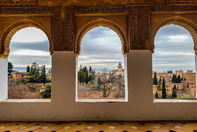 Granada: Alhambra, Albaicin and Sacromonte Guided Tour - Inside the Nasrid Palaces and Generalife: how the guided flow helps you see more