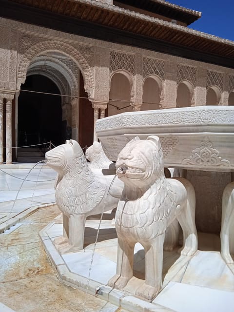 Granada: Alhambra, Alcazaba, and Nasrid Palaces Tour - Generalife Palace and gardens: summer residence plus water and shade