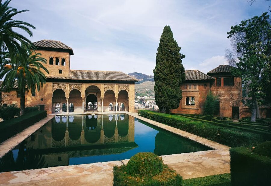 Granada: Alhambra, Alcazaba, and Nasrid Palaces Tour - The short stop at Ángel Barrios Museum area: a quick context moment