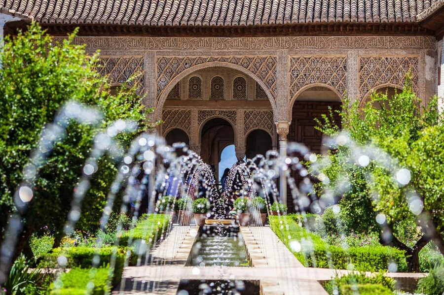 Granada: Alhambra, Alcazaba, and Nasrid Palaces Tour - Getting to the meeting point and staying on schedule