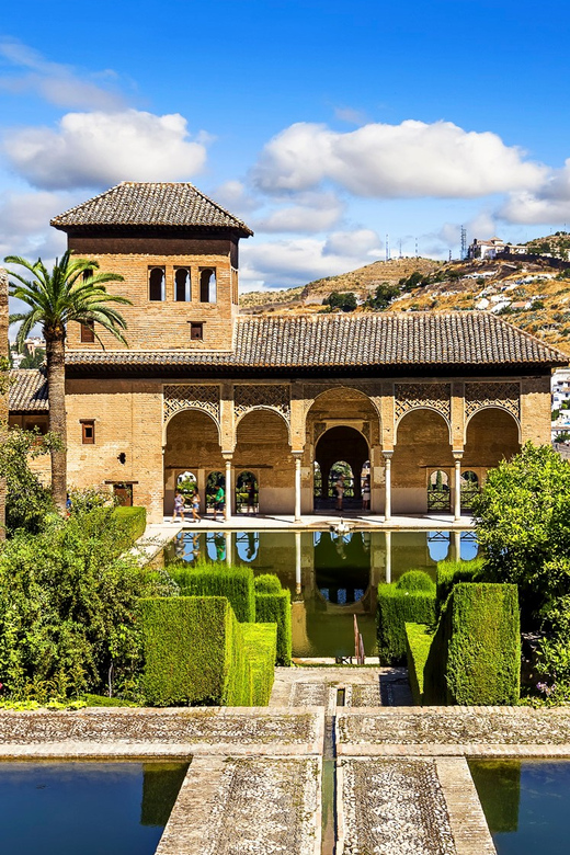 Granada: Alhambra and Albaicín Small Group Tour - What makes the guided route worth it (small group plus headsets)