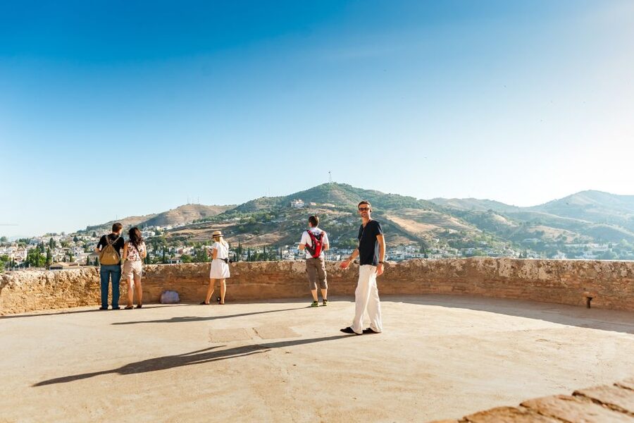 Granada: Alhambra and Generalife Garden Ticket & Guided Tour - Meeting point and timing: get there early, then get inside fast