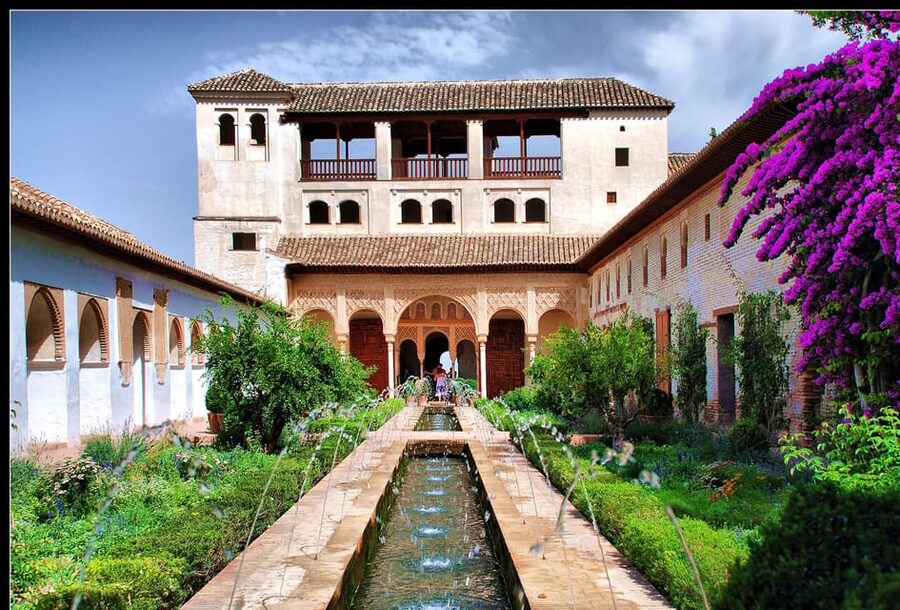 Granada: Alhambra and Generalife Garden Ticket & Guided Tour - Palace of Carlos V: how one building changes the feel of the complex