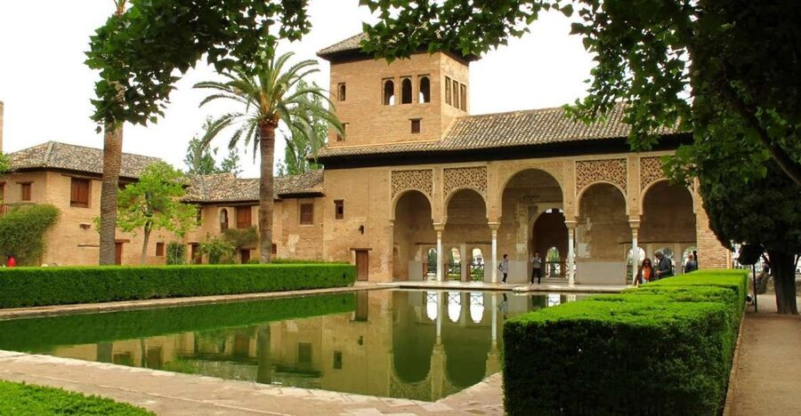 Granada: Alhambra and Generalife Gardens Guided Tour - Who this guided Alhambra and Generalife tour suits best