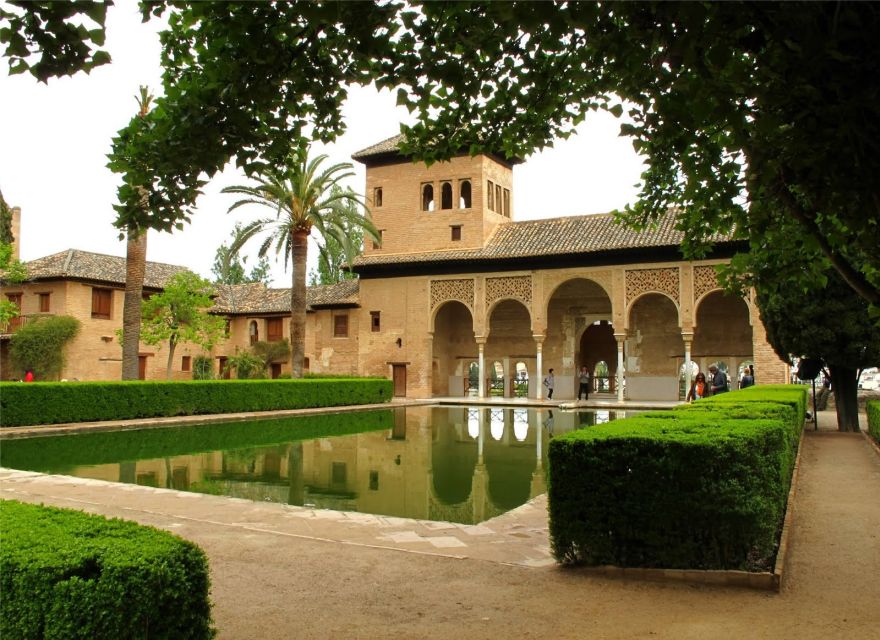 Granada: Alhambra and Generalife Gardens Guided Tour - Meeting your guide: orange umbrella and the easiest starting point