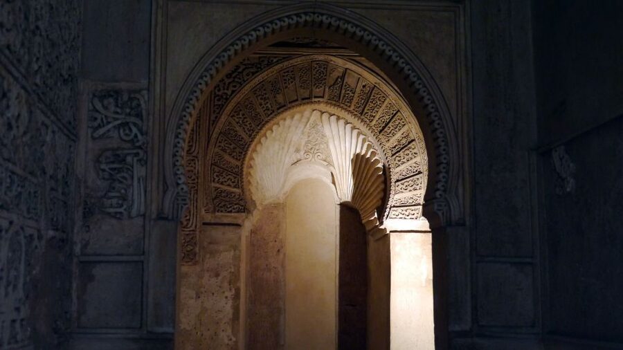 Granada: Alhambra and Generalife Private Fast-Track Tour - Meeting point realities, and how not to lose time