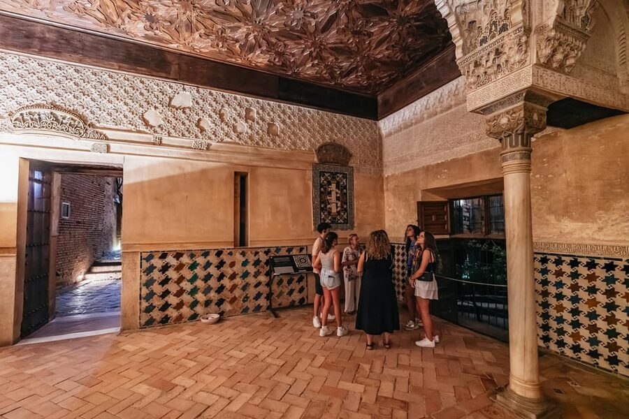 Granada: Alhambra and Nasrid Palaces Guided Tour at Night - Key things I’d highlight before you go