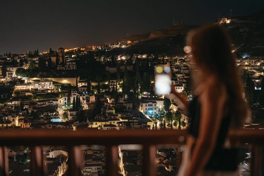 Granada: Alhambra and Nasrid Palaces Guided Tour at Night - Why this Alhambra night tour feels calmer than daytime