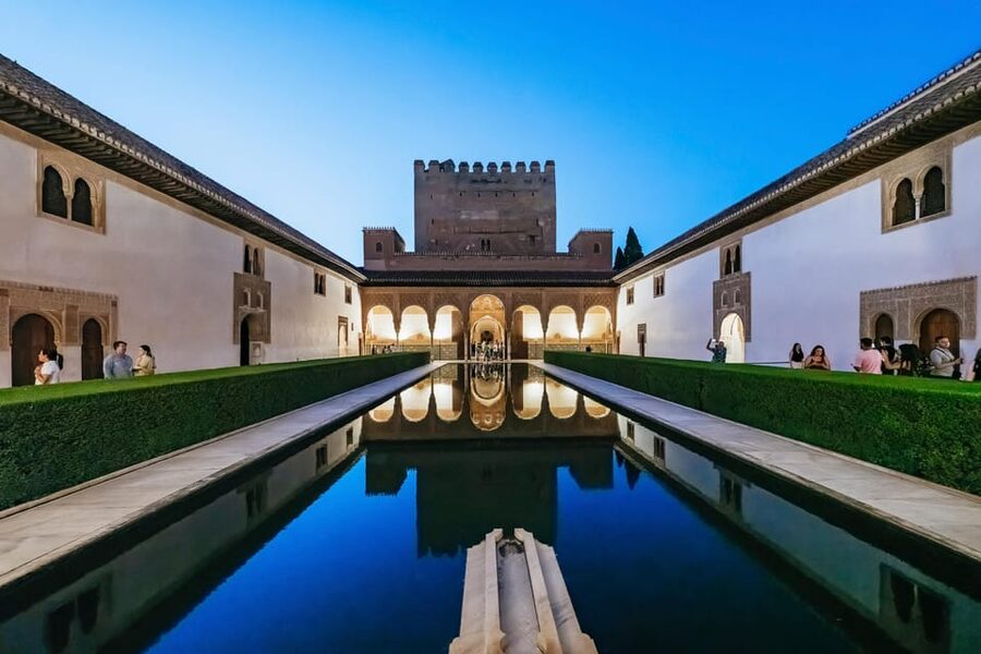 Granada: Alhambra and Nasrid Palaces Guided Tour at Night - The first big moment: walking the exterior wall and Puerta de la Justicia