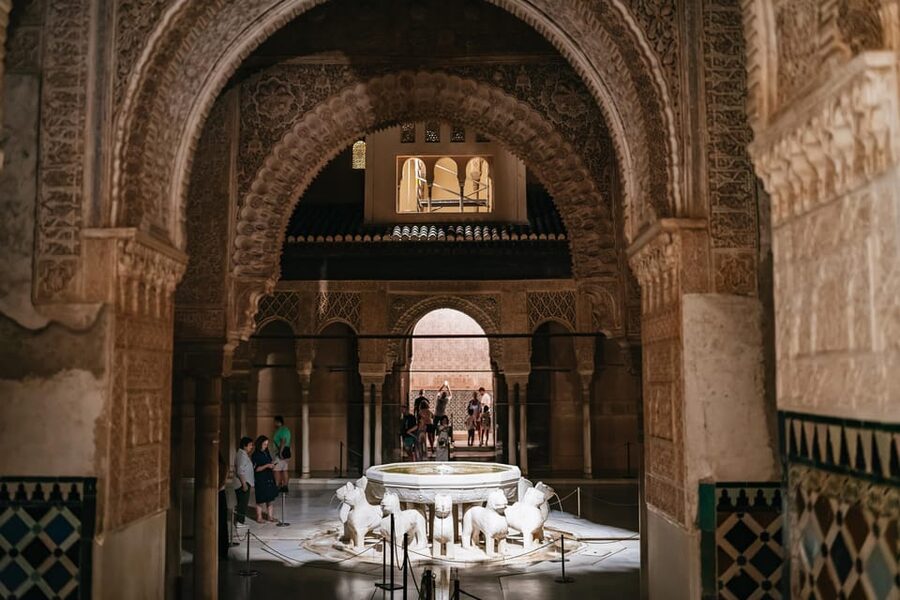 Granada: Alhambra and Nasrid Palaces Guided Tour at Night - Guide quality is the difference between seeing and understanding