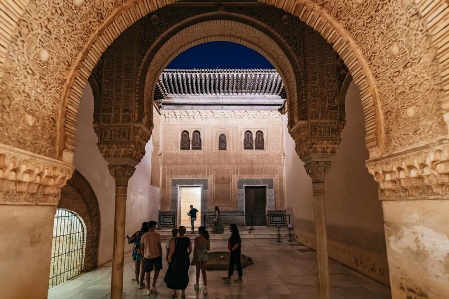 Granada: Alhambra and Nasrid Palaces Guided Tour at Night - What to notice for the best Nasrid Palaces experience