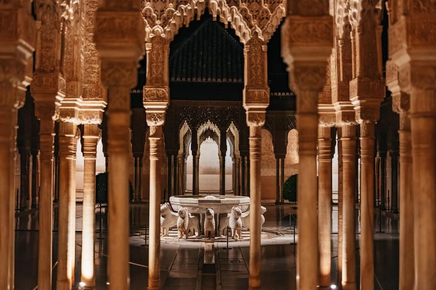 Granada: Alhambra and Nasrid Palaces Guided Tour at Night - Where you start: Generalife steps or the Palace of Charles V