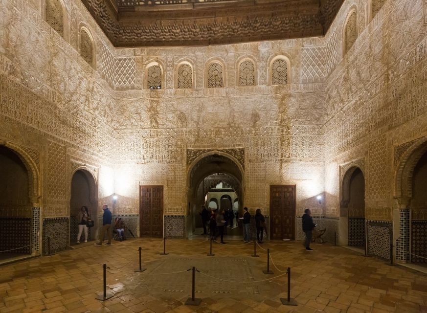 Granada: Alhambra and Nasrid Palaces Private Tour - Starting with the Generalife Gardens: a calm warm-up