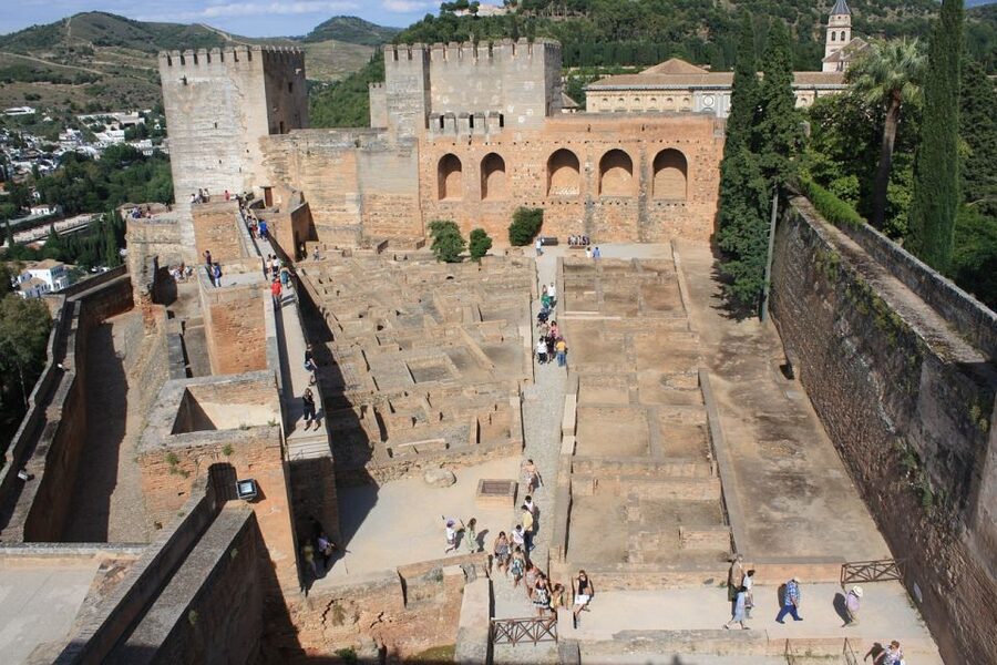 Granada: Alhambra and Nasrid Palaces Small Guided Tour - Generalife Gardens: The Sultan’s Summer Escape and the Best Granada Views