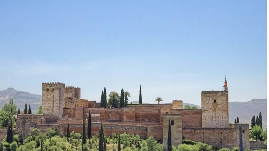 Granada: Alhambra and Nasrid Palaces Tour without Tickets - Finding the meeting point at the Alhambra gates