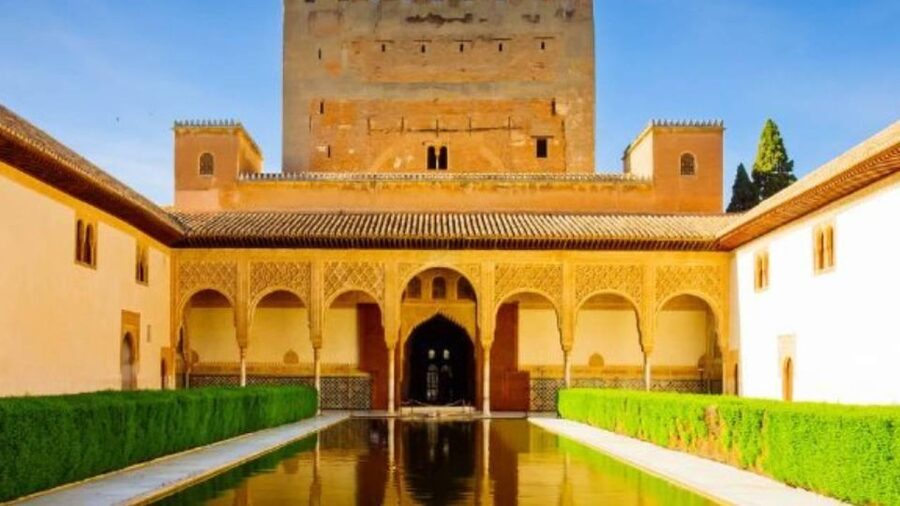 Granada: Alhambra and Nasrid Palaces Tour without Tickets - Alcazaba fortress route: the Granada view that makes everything feel larger