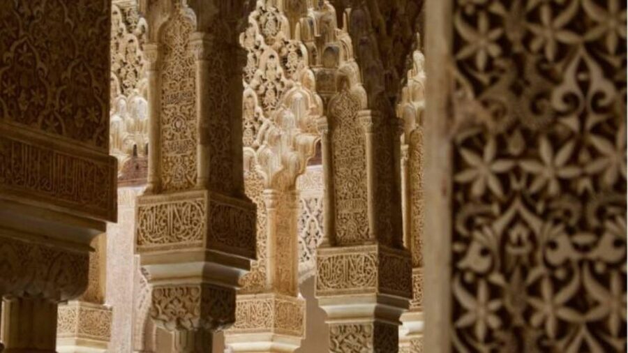 Granada: Alhambra and Nasrid Palaces Tour without Tickets - Headsets and guide commentary: what changes between good and great
