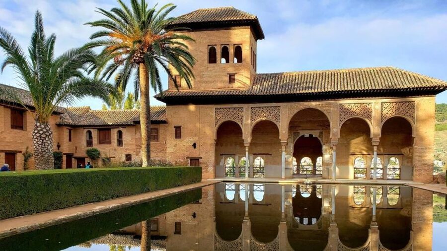 Granada: Alhambra and Nasrid Palaces Tour without Tickets - Who this tour suits best in Granada
