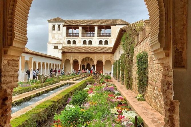 Granada: Alhambra Comlex + Nasrid Palaces + Alcazaba Guided Tour - Nasrid Palaces: the architectural language you can actually read