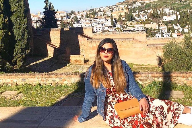 Granada: Alhambra Comlex + Nasrid Palaces + Alcazaba Guided Tour - Charles V area and short stops: how the tour adds variety