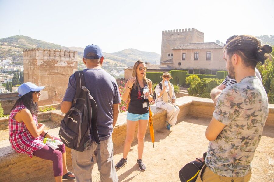 Granada: Alhambra Complex Guided Tour with Ticket - Guide quality: what consistently shows up in the experience