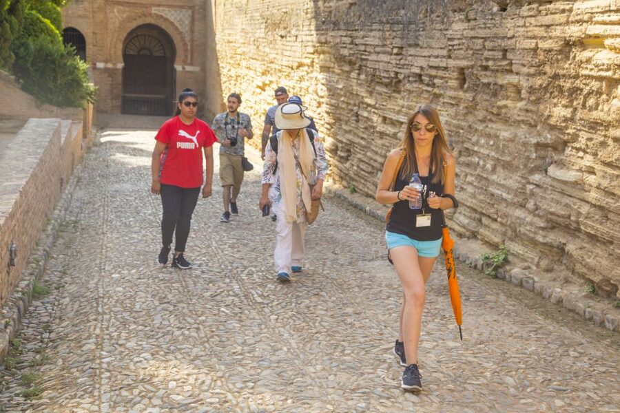 Granada: Alhambra Complex Guided Tour with Ticket - Generalife gardens: where the pace can finally breathe