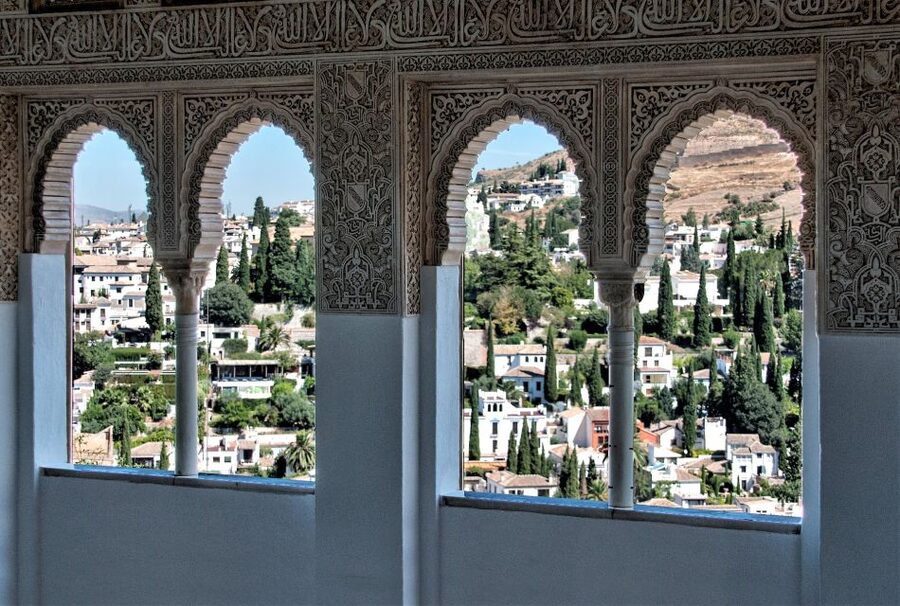 Granada: Alhambra Complex Guided Tour with Ticket - Alcazaba and the medina feel: imagine the climb and the lives