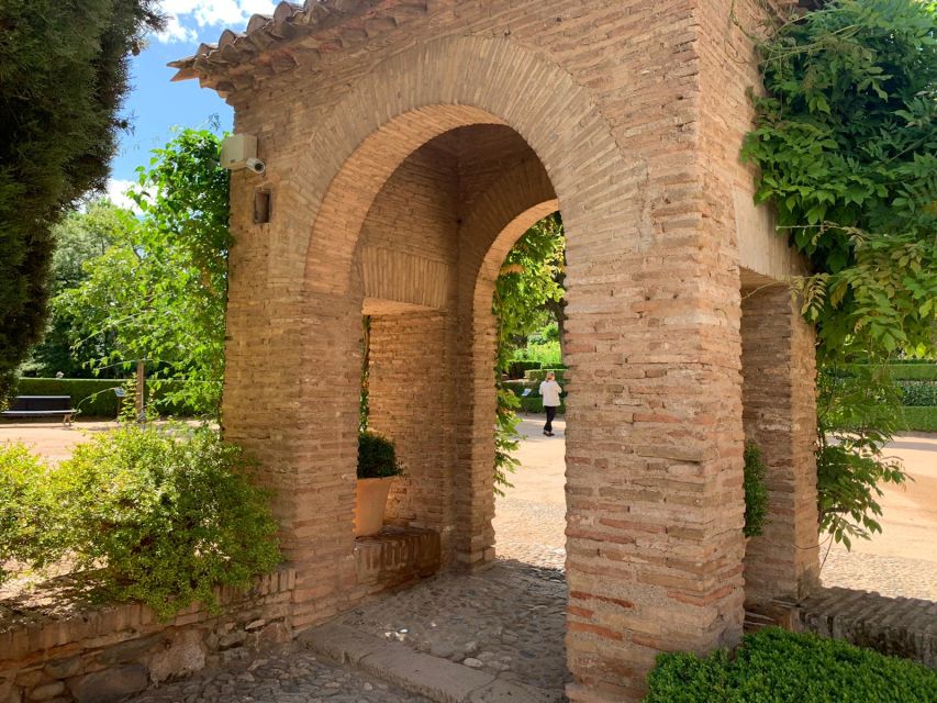 Granada: Alhambra Complex Guided Tour with Ticket - Headphones and crowded rooms: how to hear the guide clearly