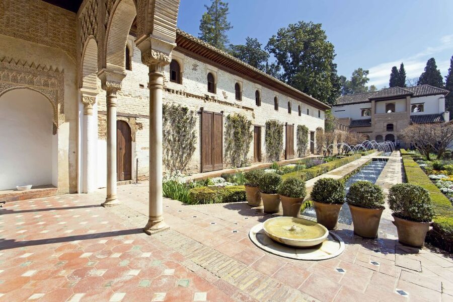 Granada: Alhambra Fast-Track Guided Tour - Why the guide quality changes everything