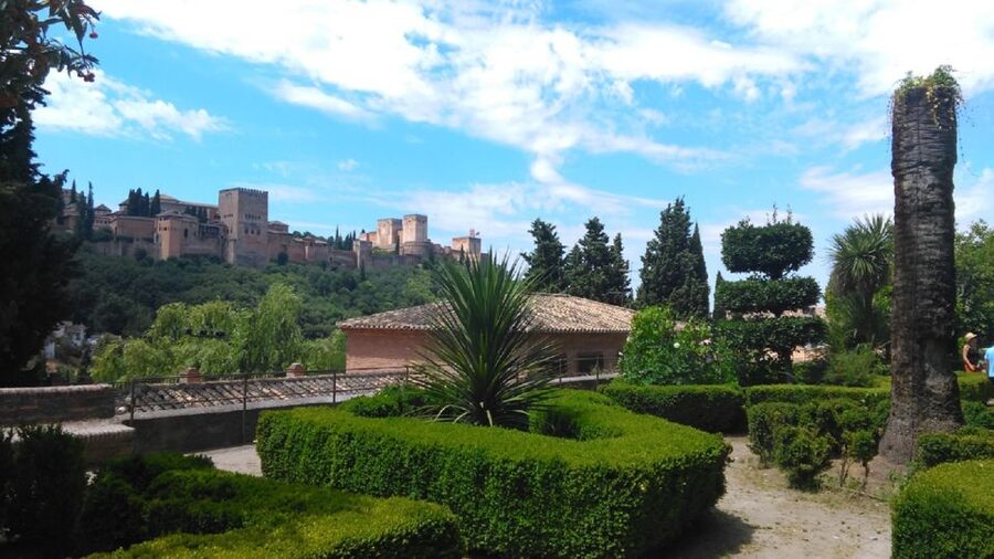 Granada: Alhambra Gardens, Generalife & Alcazaba Guided Tour - Generalife Palace and High Gardens: recreation outside the walls