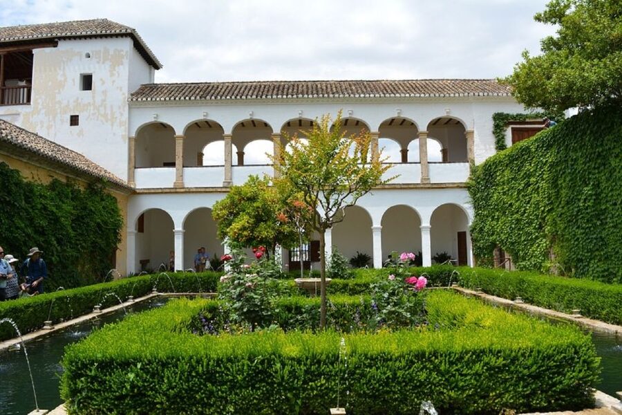 Granada: Alhambra Gardens, Generalife & Alcazaba Guided Tour - Guide quality is the difference between good and great
