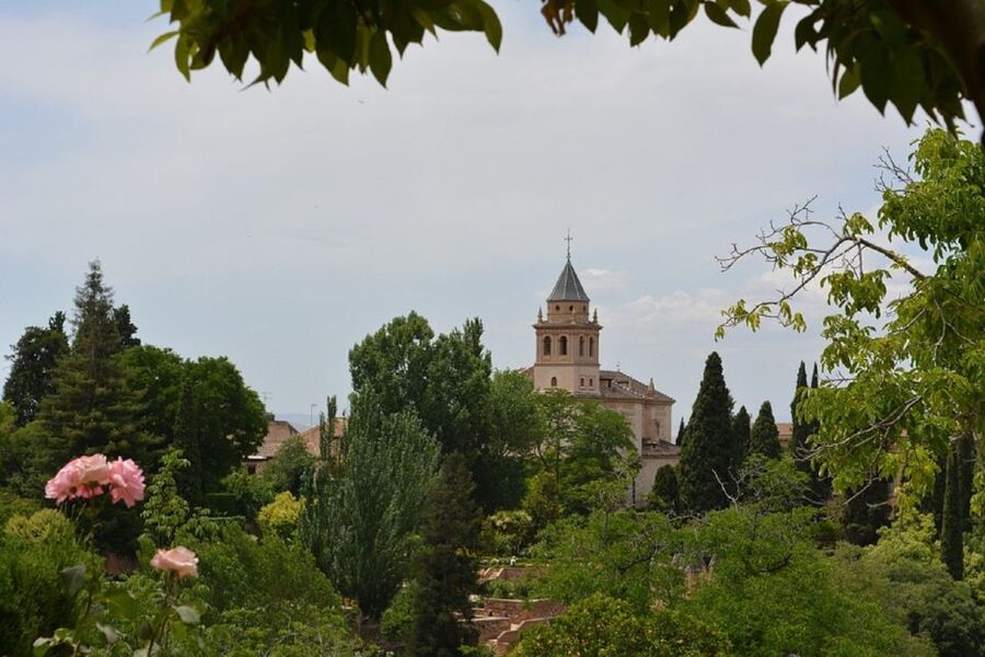 Granada: Alhambra Gardens, Generalife & Alcazaba Guided Tour - Time, walking, and what to pack