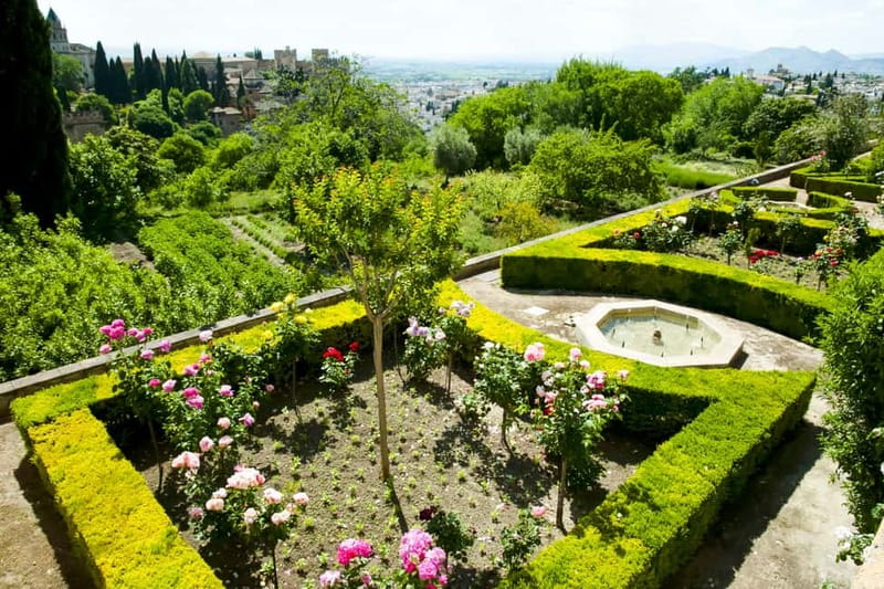 Granada: Alhambra & Gardens Tour w/Nasrid Palaces Option - Who should book this 2-3 hour Alhambra tour