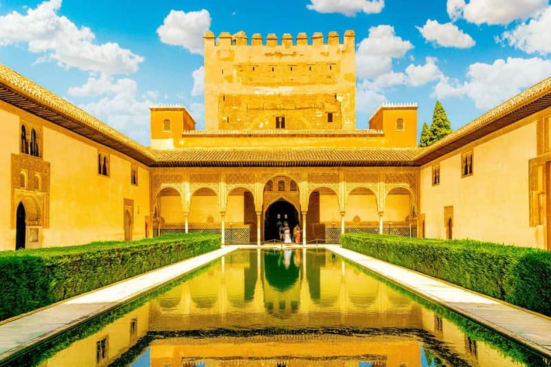 Granada: Alhambra, Generalife & Nasrid Palaces Guided Tour - Entering the Alhambra the smart way, skip-the-line plus real storytelling