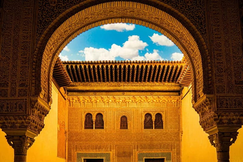 Granada: Alhambra, Generalife & Nasrid Palaces Guided Tour - Nasrid Palaces with a guide, where the details start to click