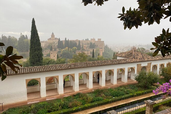 Granada Alhambra Group Tour includes Nazaries Palaces - Group Size, Language, and How Crowds Affect Your Experience