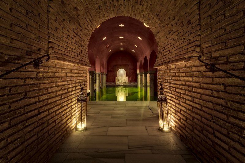 Granada: Alhambra Guided Tour and Arabian Bath and Massage - Alhambra and Hammam in one day: the logic behind this pairing