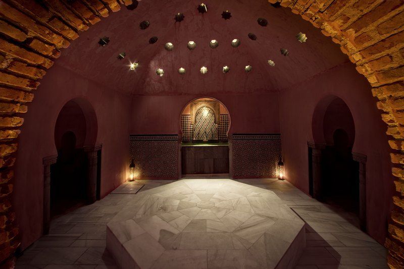 Granada: Alhambra Guided Tour and Arabian Bath and Massage - Getting to the meeting point and avoiding early-day stress