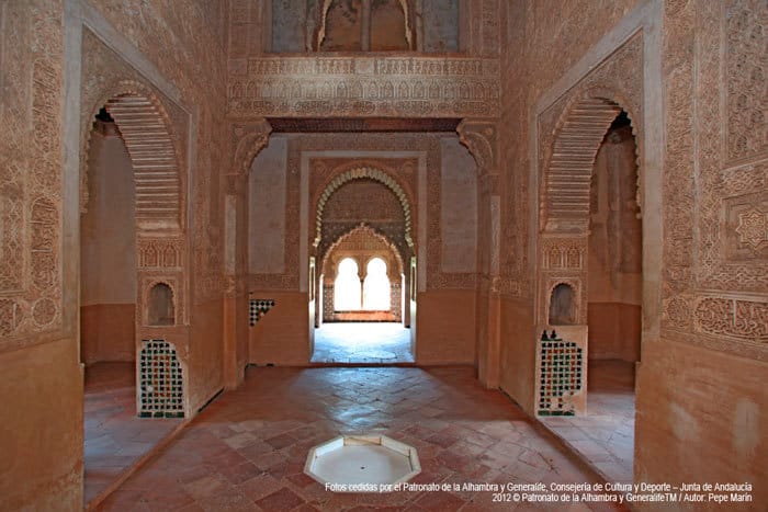 Granada: Alhambra Guided Tour and Flamenco Show - Language, headphones, and group flow: small details that can make or break the day