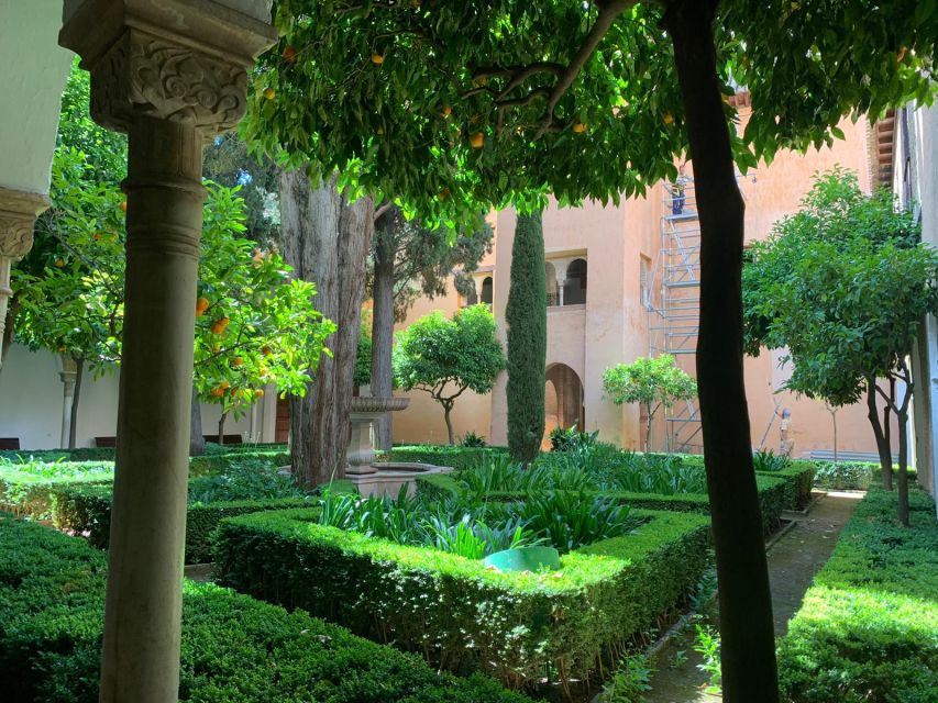 Granada: Alhambra Guided Tour w/ Nasrid Palaces & City Pass - Language, group feel, and how to get the best out of the guide