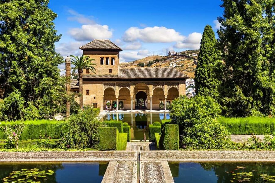 Granada: Alhambra Guided Tour with Nasrid Palaces & Gardens - Key things I’d pay attention to