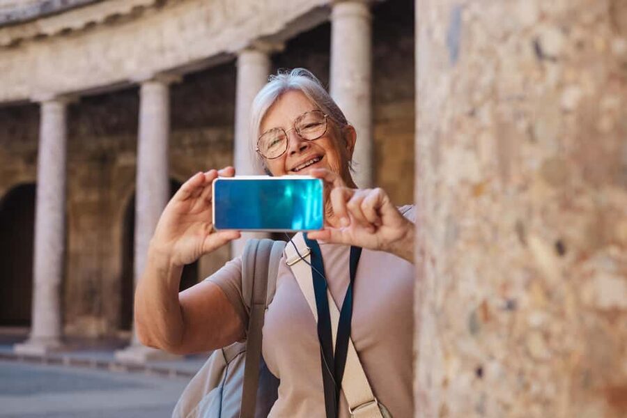 Granada: Alhambra Guided Tour with Nasrid Palaces & Gardens - Language and guide style, from clear English to patient Q and A
